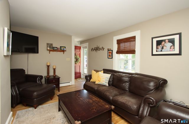 7 Middle Lane, Simsbury, CT 06070