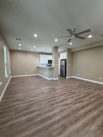 408 Mary Avenue, Huntsville, TX 77320