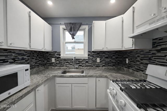 17 Landon Terrace, Schenectady, NY 12308