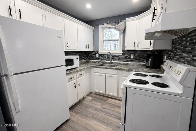 17 Landon Terrace, Schenectady, NY 12308