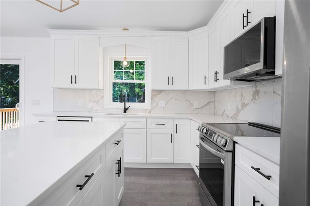 18 Pleasantview Avenue, Johnston, RI 02919