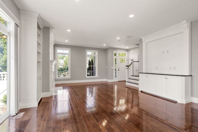 13 Boydes Xing 12, Norfolk, MA 02056