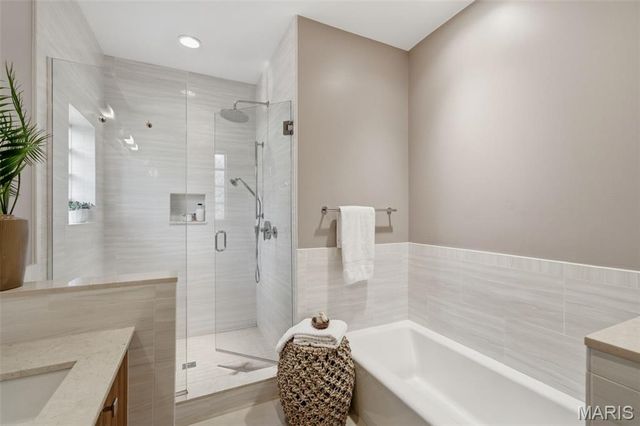 824 Bluespring Lane, Frontenac, MO 63131