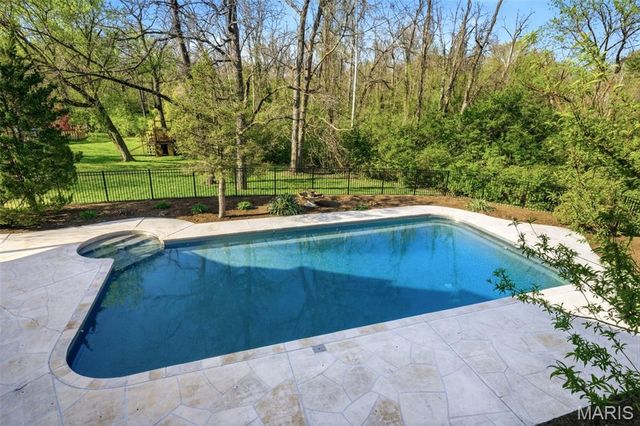 824 Bluespring Lane, Frontenac, MO 63131