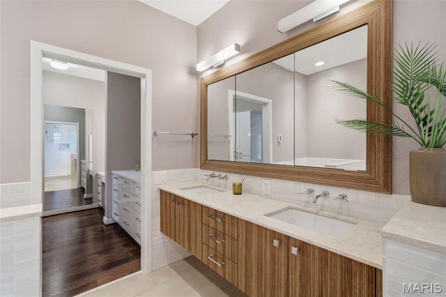 824 Bluespring Lane, Frontenac, MO 63131