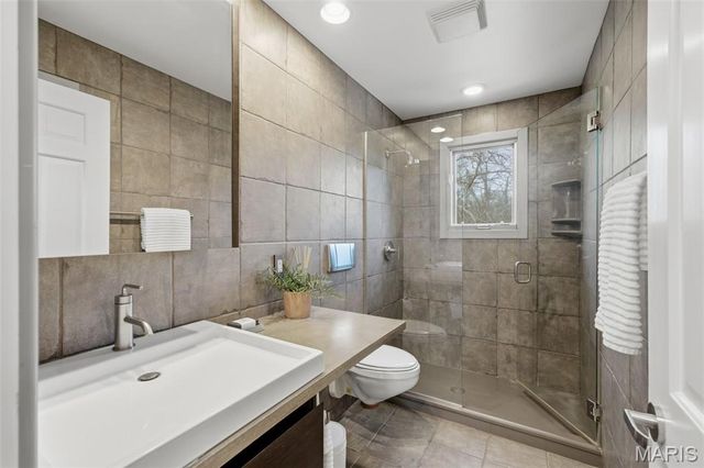 824 Bluespring Lane, Frontenac, MO 63131