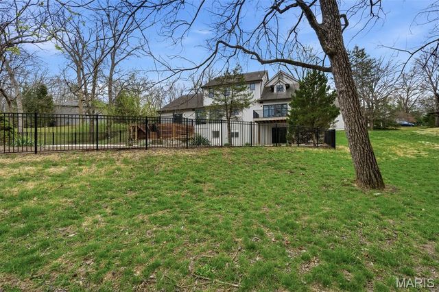 824 Bluespring Lane, Frontenac, MO 63131