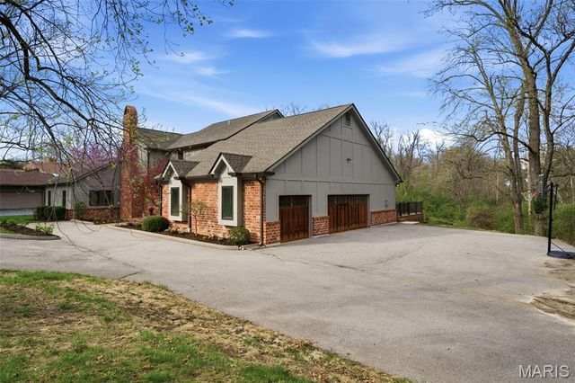 824 Bluespring Lane, Frontenac, MO 63131