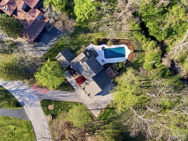 824 Bluespring Lane, Frontenac, MO 63131