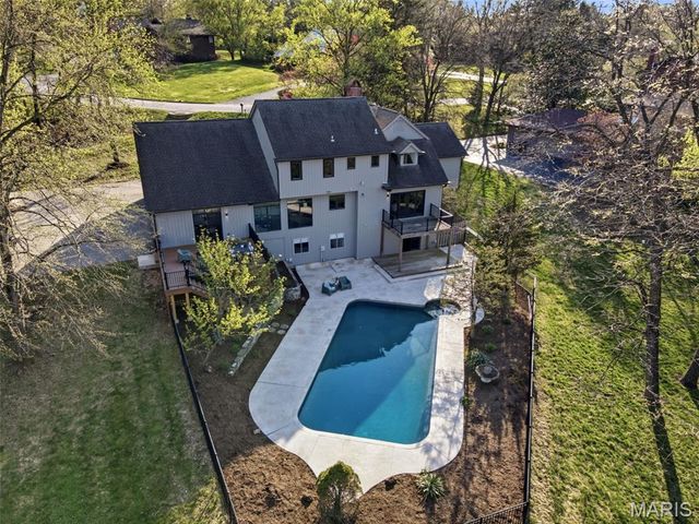 824 Bluespring Lane, Frontenac, MO 63131