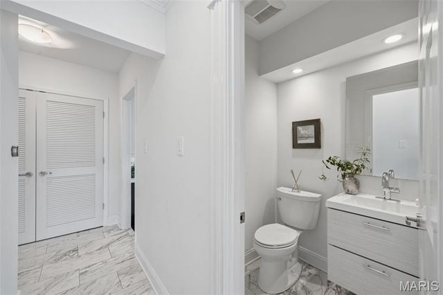 824 Bluespring Lane, Frontenac, MO 63131