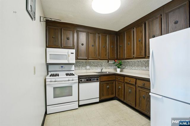 555 North Avenue 25K, Fort Lee, NJ 07024