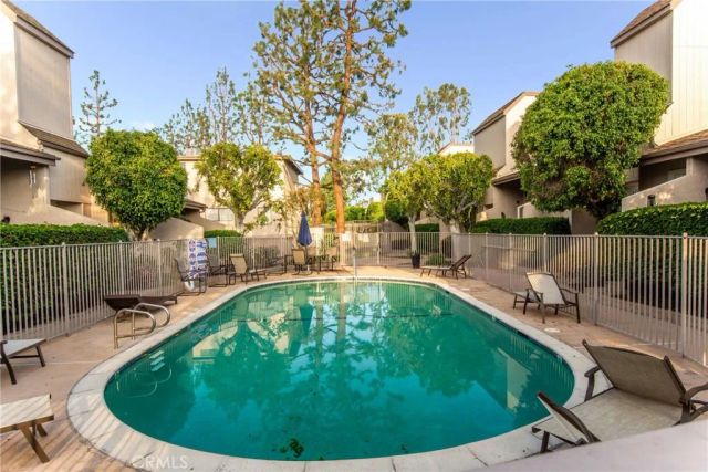15133 Magnolia Boulevard D, Sherman Oaks, CA 91403