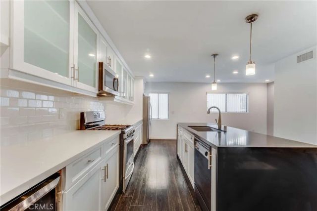 15133 Magnolia Boulevard D, Sherman Oaks, CA 91403