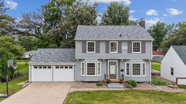 917 Holmes Street, Bettendorf, IA 52722