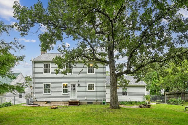 917 Holmes Street, Bettendorf, IA 52722