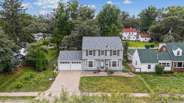 917 Holmes Street, Bettendorf, IA 52722