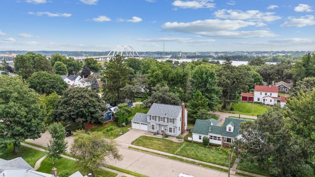917 Holmes Street, Bettendorf, IA 52722