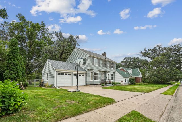 917 Holmes Street, Bettendorf, IA 52722