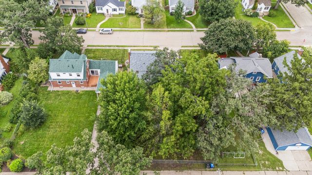 917 Holmes Street, Bettendorf, IA 52722