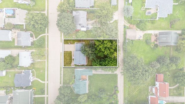 917 Holmes Street, Bettendorf, IA 52722