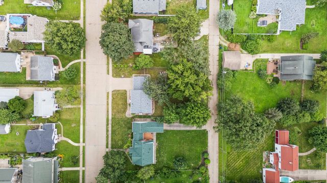 917 Holmes Street, Bettendorf, IA 52722