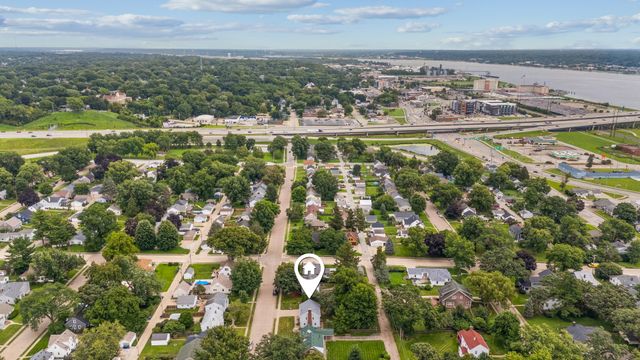 917 Holmes Street, Bettendorf, IA 52722