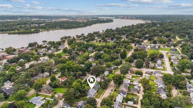 917 Holmes Street, Bettendorf, IA 52722