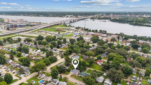 917 Holmes Street, Bettendorf, IA 52722