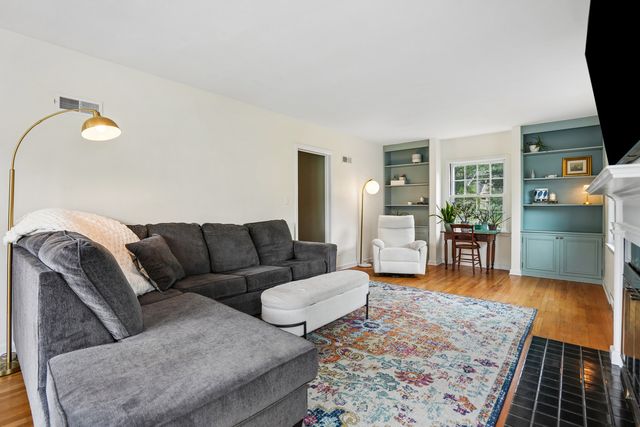 917 Holmes Street, Bettendorf, IA 52722