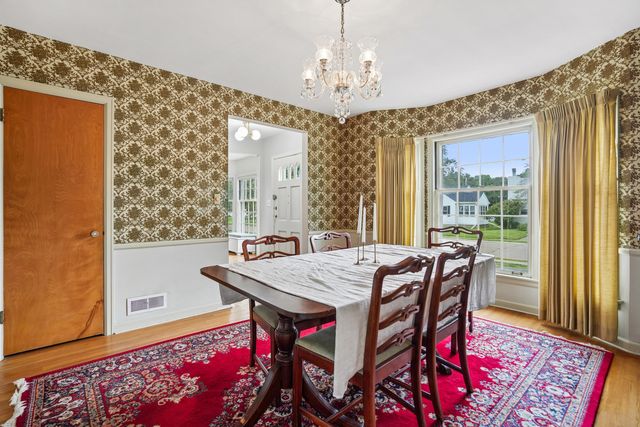 917 Holmes Street, Bettendorf, IA 52722