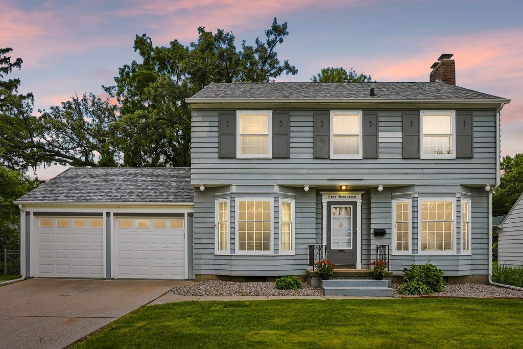 917 Holmes Street, Bettendorf, IA 52722