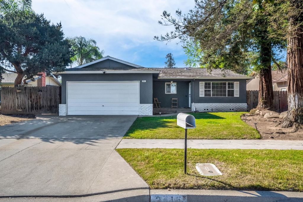 3415 W Oswego Avenue, Fresno, CA 93711
