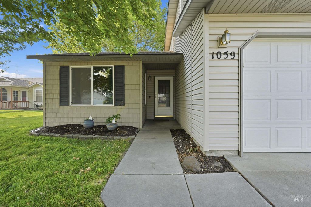 1059 Valley, Middleton, ID 83644 photo 2