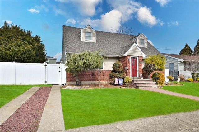 265 N Syracuse Avenue, Massapequa, NY 11758