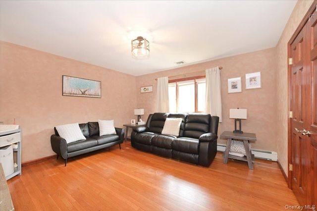 265 N Syracuse Avenue, Massapequa, NY 11758