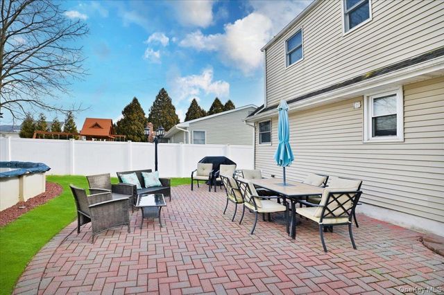 265 N Syracuse Avenue, Massapequa, NY 11758