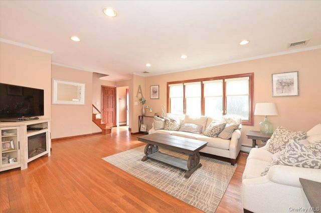 265 N Syracuse Avenue, Massapequa, NY 11758