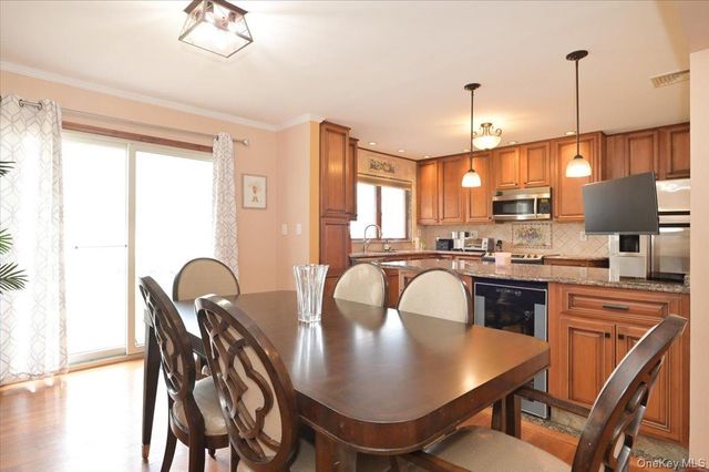 265 N Syracuse Avenue, Massapequa, NY 11758