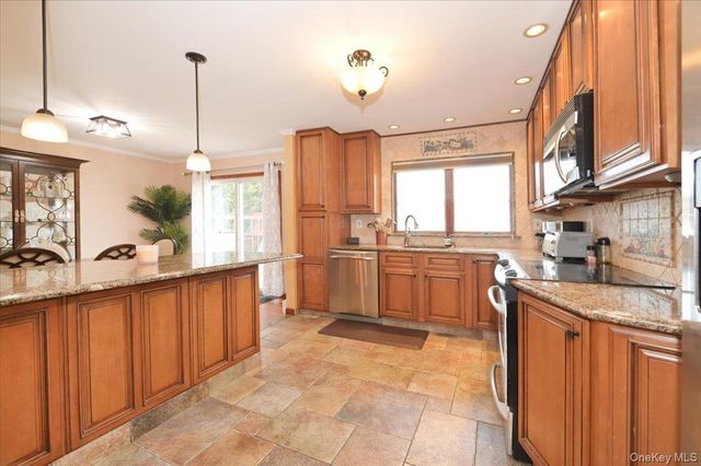 265 N Syracuse Avenue, Massapequa, NY 11758