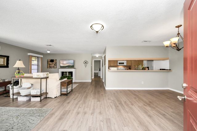 41 Champions Colony E, Houston, TX 77069