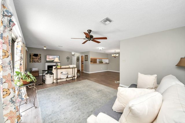 41 Champions Colony E, Houston, TX 77069