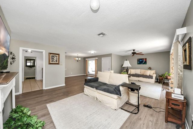 41 Champions Colony E, Houston, TX 77069