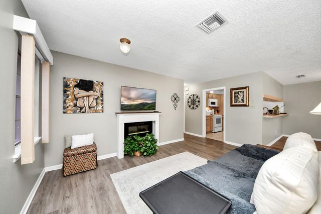 41 Champions Colony E, Houston, TX 77069