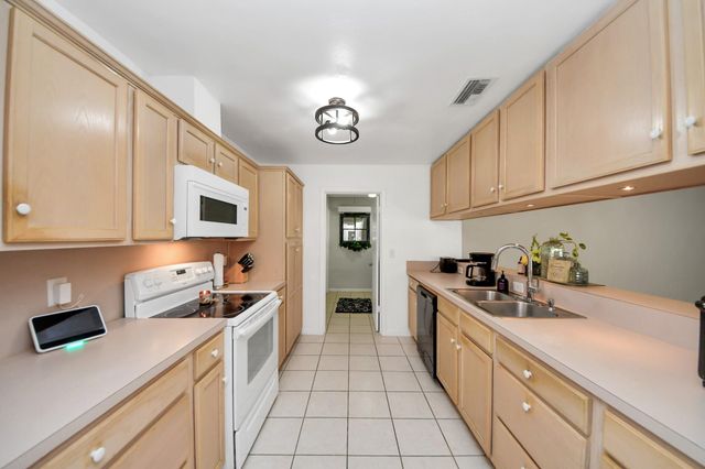 41 Champions Colony E, Houston, TX 77069