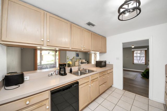 41 Champions Colony E, Houston, TX 77069