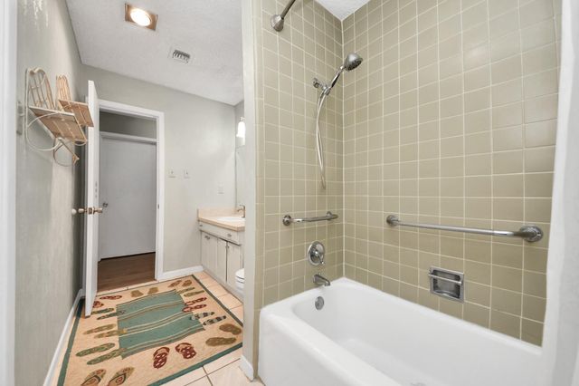 41 Champions Colony E, Houston, TX 77069