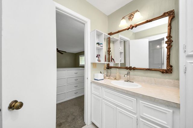 41 Champions Colony E, Houston, TX 77069