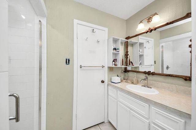 41 Champions Colony E, Houston, TX 77069