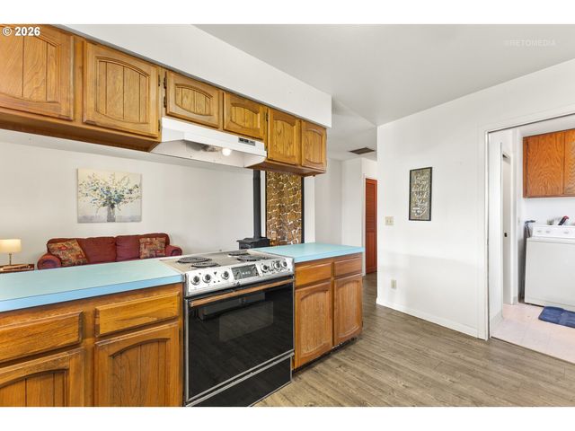 825 S BRIDGE St, Sheridan, OR 97378